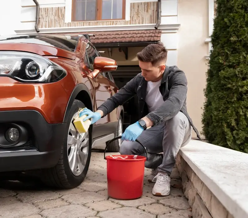 Lavage auto à domicile Labastide-Cézéracq : professionnel intervenant sur un véhicule